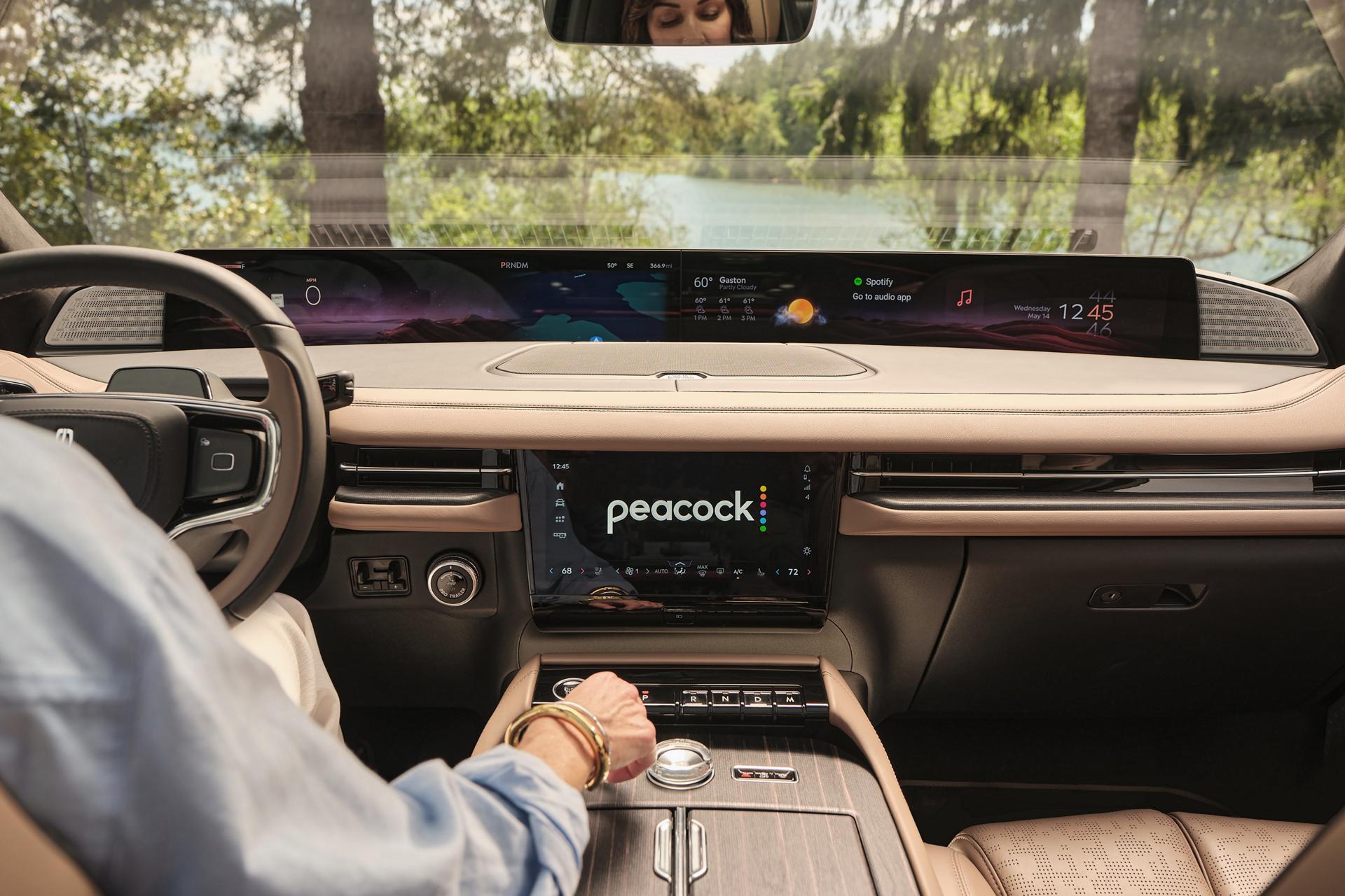 L’intérieur d’un Lincoln Black Label Navigator 2026 avec une application de diffusion en continu affichée sur l’écran de la console centrale